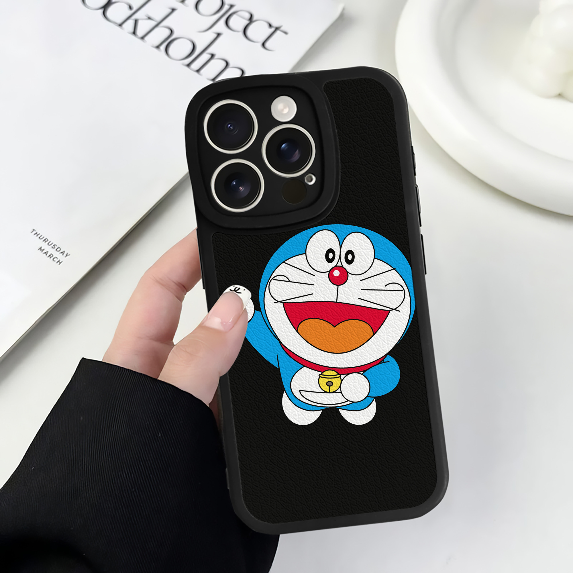 （画像用） ドラえもん Doraemon 【iPhone 16シリーズ対応】シリコンスマホケース（レザー調） 材質：シリコン